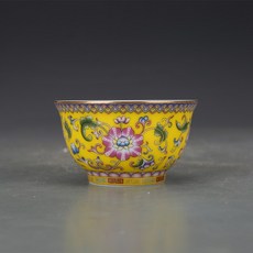 釉彩花卉圖騰杯 黃色釉彩 祭祀器皿, 1個