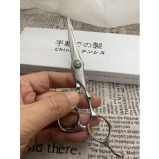 專業理髮剪刀 6寸 千層鋼 軸承螺絲 銀色手柄 獨特紋理, 1個, 如圖所示
