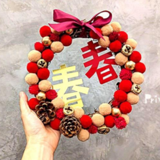 私房角落 獨創手作DIY新春毛球藤圈材料包 附雙字牌 EFE0015 新年裝飾 手作材料, 金球鈴鐺款+春字, 1個