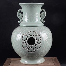 高溫豆青釉龍鳳鏤空轉心瓶, 如圖所示
