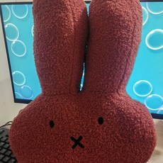 Miffy米菲兔子頭玩偶可愛毛絨抱枕床上睡覺沙發靠墊, 1個, 米菲兔抱枕酒红（带拉链）,42厘米*32厘米