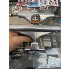 全新未使用 independent 因地 indy 滑板橋 進口橋 鍛造底座 Mid單空橋 尺寸139 底部標籤還在 內有鐳射雕刻 保真 indy支架, 如圖所示, 1個