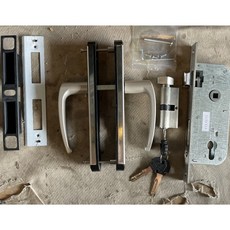 三之二通風門鎖不鏽鋼面板鎖，新型後陽台鎖，現貨供應，安全防護, 1個, 有鑰匙