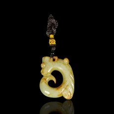 博古珍藏 天然和闐玉雕蟬與原始人胎複合器把玩．120公克．紅山文化器型．工中工痕．早期收藏．超值回饋, 1個