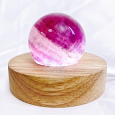 ₍мσσи_нασ ᙏ̤̫͚ 紅67 螢石球 4.6cm 粉嫩感 環狀千層 落櫻紛飛 大片彩虹光 紫螢石 透明螢石, 1個