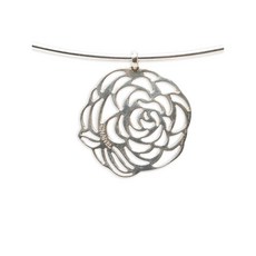 샤넬 중고 2000-2020 스털링 실버 까멜리아 컷아웃 펜던트 초커 네크리스