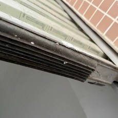 桃園有貨 捲簾門捲閘門翻闆門車庫門門縫條底部防水防鼠蟲防風自粘隔音 YZV8, 1個, 通用型1米