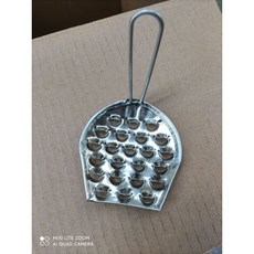 【台灣 嚴選】熱賣 刨絲器 刮絲器 刮毛刀 涼粉刮絲器涼皮刮刀神器商用家用工具不銹鋼刨絲銅豌豆粉淀粉專用, 涼粉刮白花鐵撮形 升級款【粗孔】, 1個