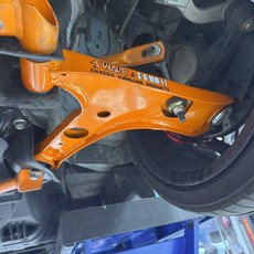 大桃園(實體店面)三角架SUMMIT豐田TOWN ACE 22，穩固耐用，輕巧便攜，安裝簡便, 1個, 無降避震