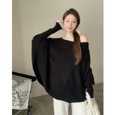 露肩斜領蝙蝠袖針織衫，寬鬆不規則下擺毛衣，性感慵懶風針織上衣
