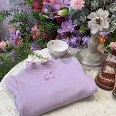 女童保暖打底衫，可愛蝴蝶結與木耳邊設計，適合冬季穿著