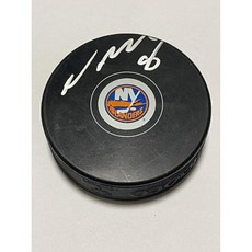 노아 돕슨 뉴욕 아일랜더스 하키 퍽 베켓 BAS COA IP b - 사인 NHL 퍽스 영입, 노아 도브슨 사인 뉴욕 아일랜더스 하키 퍽 베켓 BAS