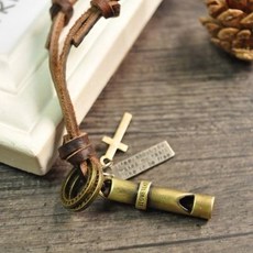 阿美咔嘰黃銅求生哨，美式復古頭層牛皮戰術項鍊，可吹響哨子吊墜，展現獨特風格與戶外安全保障, 1個, 阿美咔嘰黃銅求生哨美式復古頭層純牛皮戰術