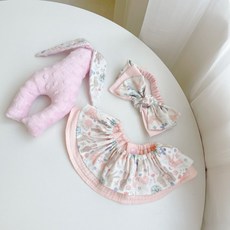 粉灰兔的花草生活 彌月禮盒三件組 (荷葉圍兜 + 髮帶 + 樂豆兔兔)