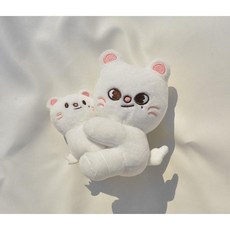 온루트) SKZOO 스키주 커들 인형, SK 하얀 고양이가 아기 자석 인형을 안고 있는 모습이