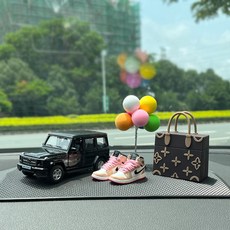汽車擺件新款可愛模型中控臺個性創意網紅車載車內輕奢品裝飾大全, 黑色車+包包+櫻花粉+彩球+墊, 1個