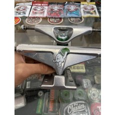 venture V橋 進口橋 雙空滑板橋 尺寸5.2H pu無磨損 整體成色挺新 底部標籤還在 滑板支架, 如圖所示, 1個