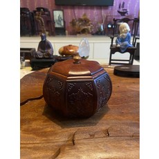 紅酸枝八寶茶葉罐 直徑12釐米 高度10釐米 全獨板 內部無漆無蠟, 如圖所示, 1個