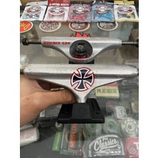 independent 因地 indy 滑板進口簽名款 雙空橋 尺寸139 pu無磨損 整體成色很新 底部標籤還在 正品保證, 如圖所示, 1個