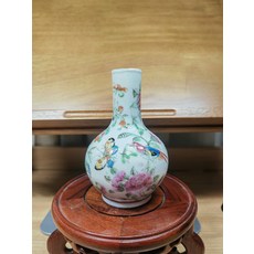 錦雞牡丹蝶戀花 小天球瓶, 如圖所示