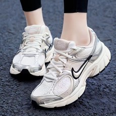 나이키 여성용 V5 러너 운동화 HQ7901-104