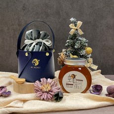 Mr.HONEY 蜂蜜先生 蜂蜜提籃組-台灣龍眼蜂蜜/紅柴蜂蜜(240g) 嚴選在地 一次品嚐雙重風味, 1個, 深藍皮質提籃+藍色絨布袋+竹湯匙,紅柴蜂蜜