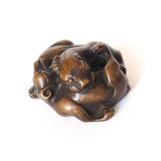 汶采 熊虎博鎮 紙鎮, 詳見包裝