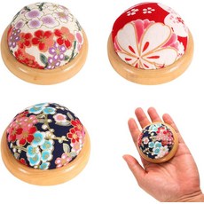 3개의 재봉 핀 쿠션 사랑스러운 내구성 있는 나무 베이스 원형 핀쿠션 실용적인 바늘 홀더 액세서리로 DIY 공예에 적합합니다, 핀쿠션 바늘꽂이 3개의 재봉 핀 쿠션 사랑스러운 내구성