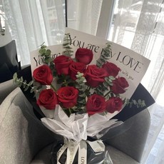 永生玫瑰花束 11朵紅玫瑰 燈串, 11朵紅玫瑰葉子 + 燈串賀卡 黑色包裝紙