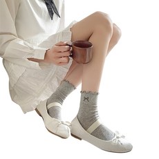 우아하고 통기성 좋은 메쉬 미들 길이 종아리 양말로 자수 매듭 러플 프릴 트림이 있는 앵클 양말이며 여성용과 소녀용에 적합합니다