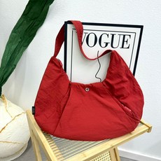 網紅小衆牛角包防水尼龍瑜伽包腋下包2025新款輕便大容量餃子包潮, 西柚紅, 1個