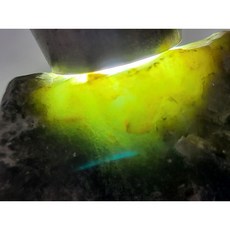 瓜地馬拉危料七彩翡翠原石 脫砂發黑賭石 冰種牌子戒面料 112克, 1個