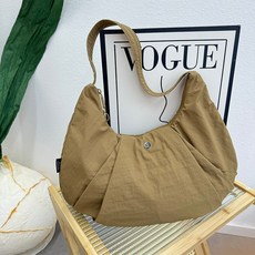 網紅小衆牛角包防水尼龍瑜伽包腋下包2025新款輕便大容量餃子包潮, 奶茶卡, 1個