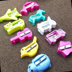 휴대용 미니 수동 연필깎이! 사무실 학교 미술학원 어디서든 뭉툭한 연필을 깔끔하게 깎고 보관하세요.