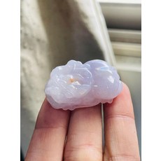 A貨翡翠冰潤櫻花紫貔貅玉墜手牌 手工雕刻 色澤粉嫩 招財寓意 20.55克, 天然A貨翡翠 冰潤櫻花紫藏金手工雕招財貔貅翡翠玉墜/手牌 能見色粉嫩 帶幾抹金 頭大杏眼圓臀俏, 1個