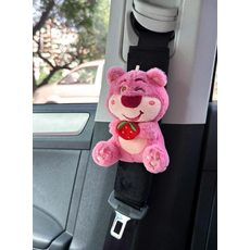 可愛草莓熊造型汽車安全帶護套，柔軟舒適減壓，寶寶出行必備, 黑毛絨護肩+眨眼抱莓草莓熊一個, 1個