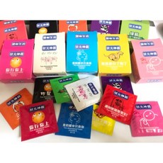 兩天到貨 10色現貨 濕紙巾 惡搞保險套 kuso 創意生日約會把妹整人告白邪惡 衛生套 安全套 交換禮物整人愚人情人節, 1個, 編號1.整人濕紙巾 惡搞保險套