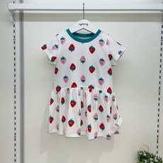 아가방(야탑점) 부드러운 원단~ 상큼한 딸기 패턴~ 시원한 여름 반소매 원피스입니다~