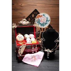 公主的夢中婚禮 拜媽祖城隍夫人王母娘娘九天玄女註生娘娘土地婆妙應仙妃仙女神明胭脂水粉精緻拜拜用品聖誕敬獻神尊擺宴, 1個, 珍珠梳+繡花鏡（贈扇架）