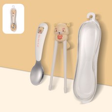 【超繪玩】臺現貨兒童練習筷 虎口定位防滑款 喫飯學習筷 幼兒園輔助筷 卡通套裝學習筷, 小浣熊【學習筷+勺子+盒子】, 1個