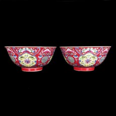 《博古珍藏》清雍正紅釉粉彩花卉紋碗一對．宮廷珍藏．老件文物瓷器．國際拍賣級．附錦盒, 1個, 紅釉
