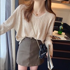 《杜達女孩》質感肌理紋V領坑條上衣，柔軟安迪絨長袖薄針織上衣，V領設計展現時尚感