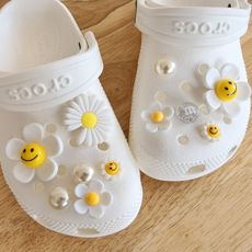 화이트 꽃 신발 파츠 세트 11p 스마일 플라워 실내화 신발꾸미기 악세사리 4A002