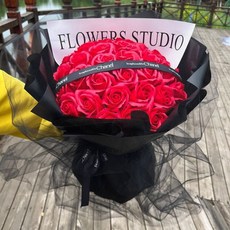 黑騎士碎冰藍香皂花大束永生玫瑰花束：秋冬新款，情人節生日禮物首選, 33朵紅玫瑰+贈燈串賀卡, 1個