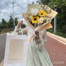 玖月 畢業花束成品禮盒 混搭向日葵玫瑰仿真香皂花 永生小清新畢業禮物, 奶茶白五朵,送燈+禮袋推薦, 1個