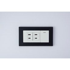 【快速出貨】開關 插座 Panasonic 國際牌 Risna 鋅合金 曜黑框 面板 蓋板 switchpapa, 1個, 螢光1開2插（白