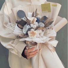 DAY OFF 奶茶色索拉花擴香玫瑰永生花束