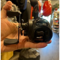 子甄彣璟 入門款雙煞車水滴輪，新手適用防炸線，海釣淡水兩用捲線器, 左手