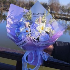 FLORA STUDIO 仿真香皂玫瑰花束, 玻璃海的詩-丁香紫創意花束+禮品袋+燈串【超值推薦】