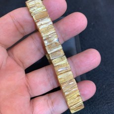 頂級6A白底清料滿絲金磚鈦晶手排，晶體清透，金絲飽滿，招財納福，提升自信，獨特金磚設計, 1個